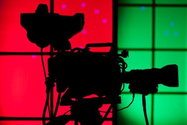 Ekipa filmowa kontra wolny strzelec – dlaczego warto tworzyć profesjonalne zespoły produkcyjne